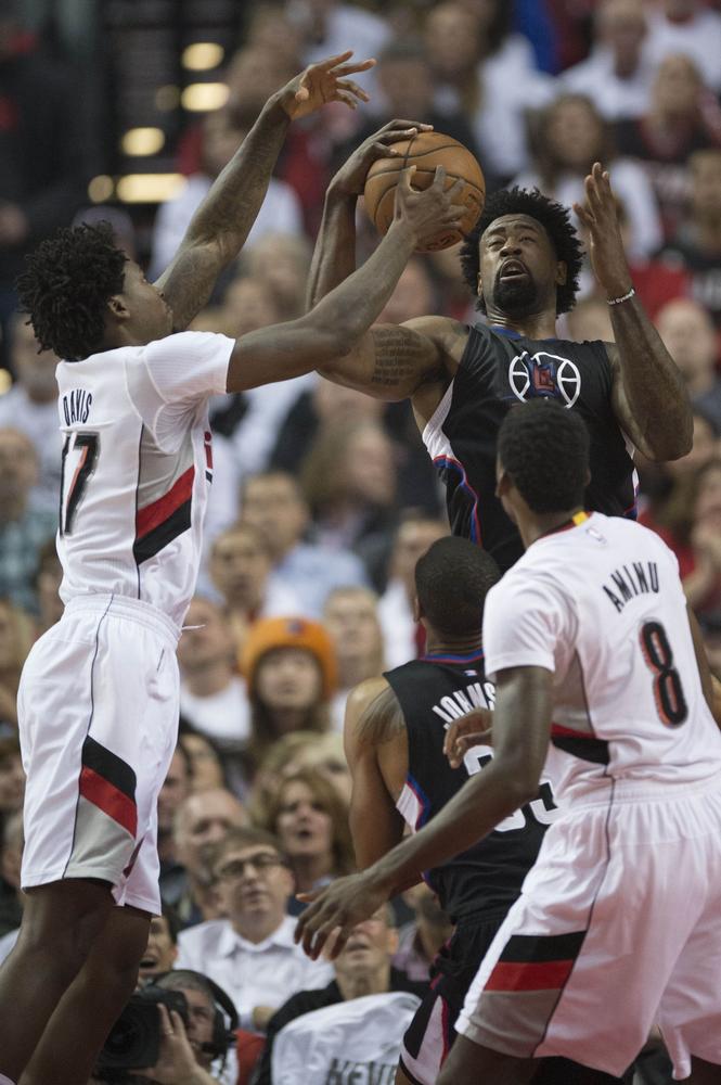 戈贝尔生涯篮板数突破10000个，NBA现役第五人（戈贝尔生涯篮板破万，成为NBA现役第5位达成者）