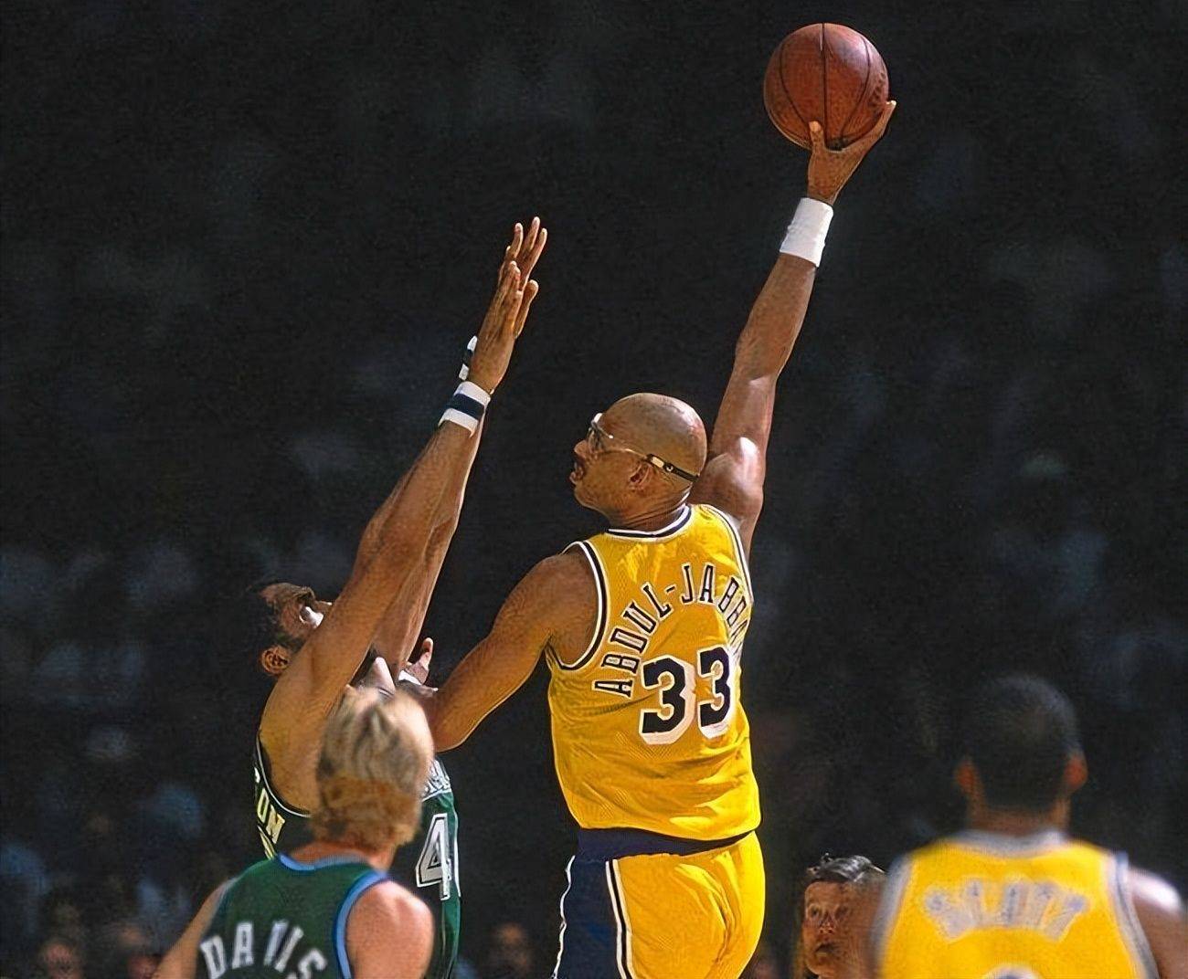 当米勒本赛季单场得分25+时，黄蜂队的战绩高达4胜0负（米勒本季单场25+，黄蜂4战全胜）