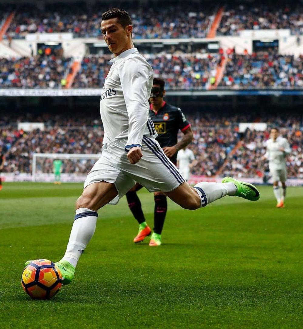 这队踢得像一台机器（这支球队像精密机器般运转）