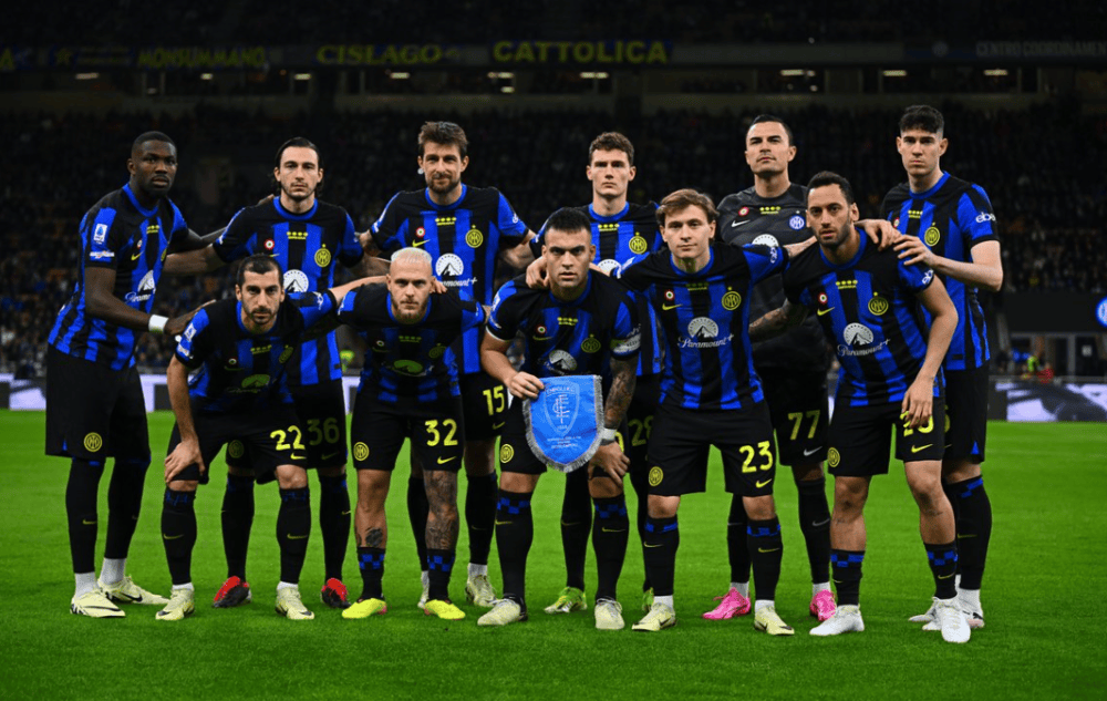 巴萨本赛季国家德比第四球衣谍照：锯齿条纹纪念05年国家德比（巴萨本季国家德比第四球衣曝光：锯齿纹致敬2005年国家德比）