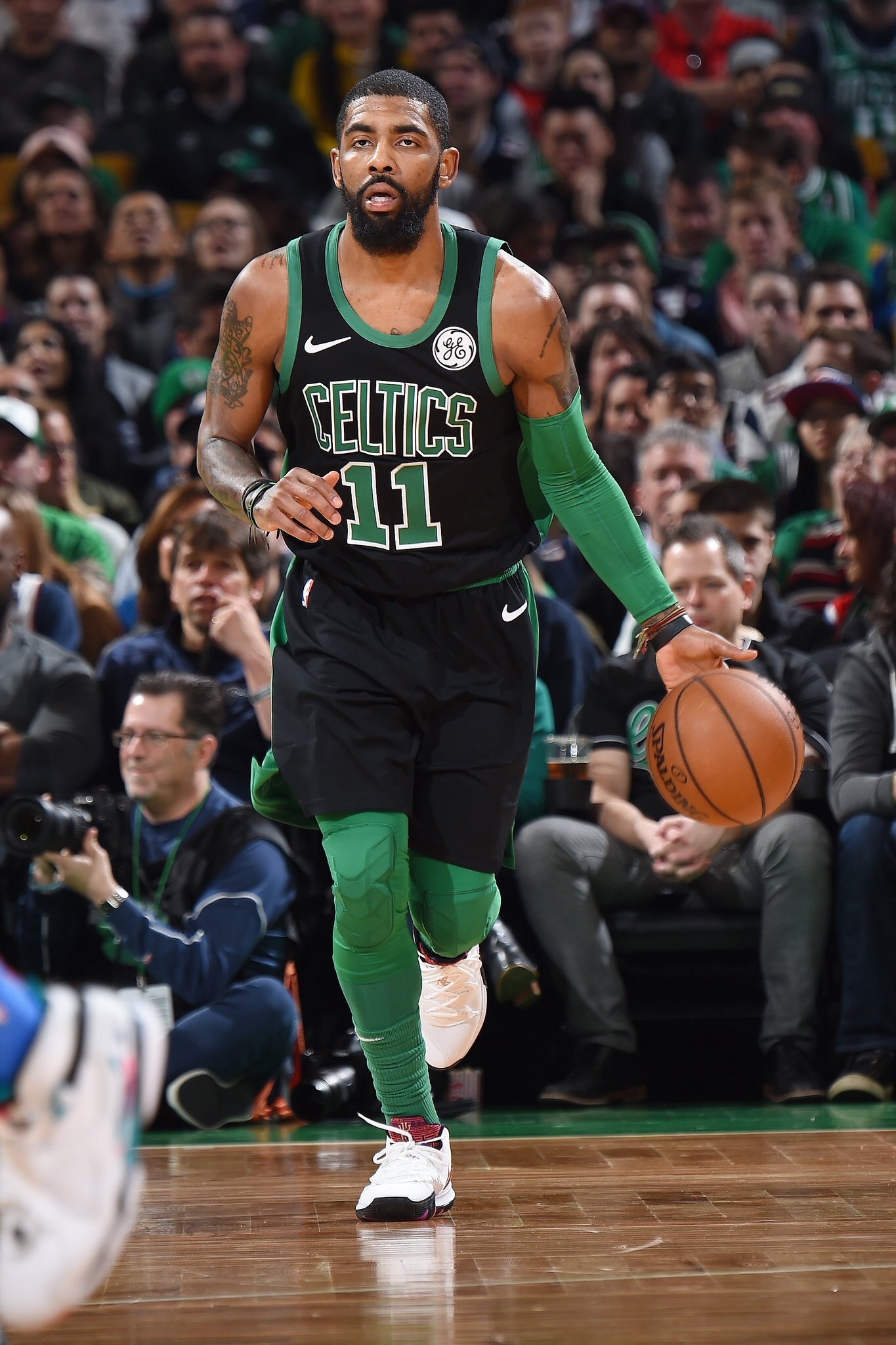 NBA：雄鹿再取关键胜利 字母哥率队登榜首（NBA：雄鹿再取关键一胜 字母哥带队升至榜首）