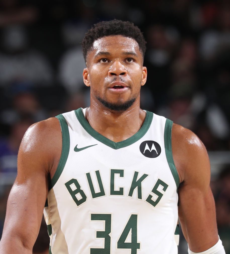 姆伯莫上赛季开始共打进21粒联赛非点球进球，位列欧洲第一（自上赛季开打至今，姆伯莫联赛非点球21球，高居欧洲第一）