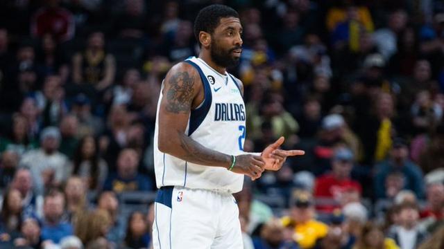 克里斯半场表现抢眼，为球队注入活力（克里斯半场大放异彩，激活球队气势）